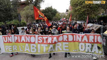 VIDEO | Stop sfratti e sgomberi, il corteo arriva sotto la Regione: "Servono 60mila case"