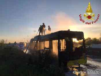 Bus si incendia in tangenziale a Modena, nessun ferito - Agenzia ANSA