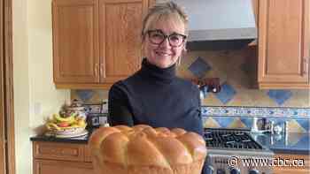 Baking in solidarity: Edmonton woman makes 223 loaves of bread to fundraise for Ukraine