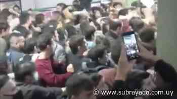 Batalla campal entre estudiantes de la Universidad de Buenos Aires obliga a suspender las clases - Subrayado.com.uy