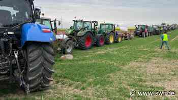 Traktorenkette in Heidelberg als Protest gegen Bahnlinie - SWR Aktuell