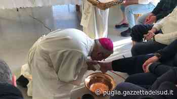 Trani, l'arcivescovo lava i piedi agli ospiti della comunità Controvento - Gazzetta del Sud