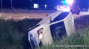Incidente prima dell'alba a Gossolengo, auto nel canale - piacenzasera.it - piacenzasera.it