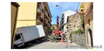 Tito, furgone senza conducente si avvia e sbanda - Robexnews