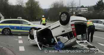 Verkehrsunfall in Neunkirchen: Polizei sperrt Straße - Feuerwehr befreit Fahrerin - Saarbrücker Zeitung
