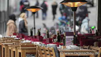 Bilanz 2021: Gastgewerbe verharrt im Corona-Tief - tagesschau.de