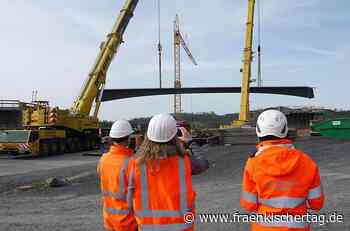 Spektakuläre Aktion auf neben der Bundesstraße 4 bei Neustadt bei Coburg: Die Stahlträger für die Brücke sind eingebaut worden. - Fränkischer Tag