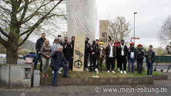 BBS Technik Koblenz: Schüler setzen mit verhüllter Skulptur ein Zeichen für den Frieden - Rhein-Zeitung