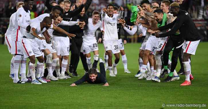 Epochale Party in Weiß: Camp Nou fest in Eintracht-Hand