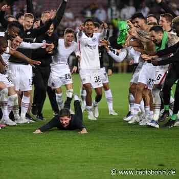 Epochale Party in Weiß: Camp Nou fest in Eintracht-Hand - radiobonn.de