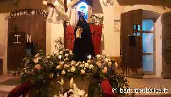 Bari, nella stradina a Madonnella una statua dell'Addolorata realizzata da due ragazzi: "Ora è di tutti" - La Repubblica