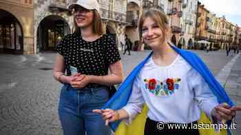 Il canto di Ellina in via Roma a Cuneo per la sua Ucraina - La Stampa