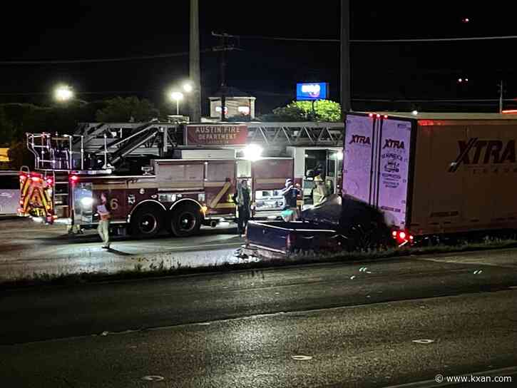 Deadly crash shuts down I-35 in south Austin