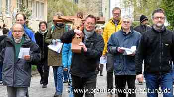 Karfreitags-Prozession der Christen durch Wolfsburg