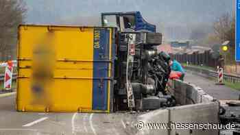 Umgekippter Lkw blockiert A7 bei Fulda - langer Stau - hessenschau.de