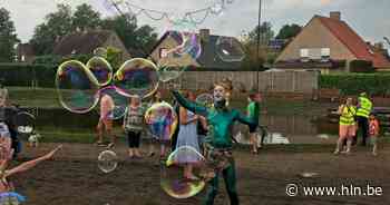 Leer reusachtige zeepbellen blazen tijdens buitenspeeldag | Lede | hln.be - Het Laatste Nieuws