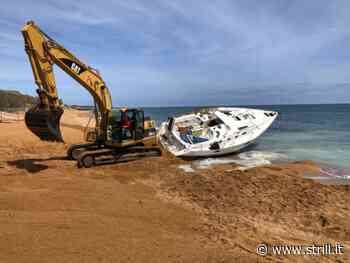 Crotone - Iniziata la rimozione delle barche abbandonate sulle spiagge utilizzate per l'immigrazione clandestina - strill.it - Strill.it