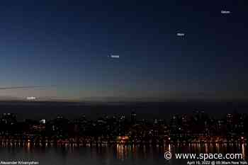 4 planets align over Manhattan in dazzling Good Friday parade (photo)