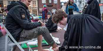 Auf dem Hamburger Kiez: Biblische Fußwaschungen vor dem Clubbesuch