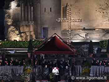 La Via Crucis, il Papa: "Dio porta gli avversari a stringersi la mano"