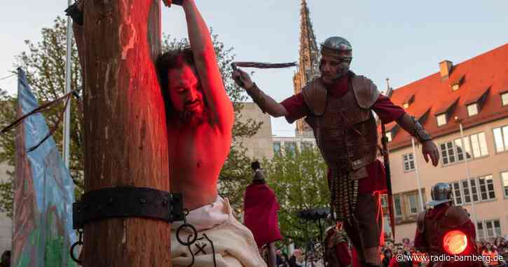 Jesus-Darsteller zieht durch Ulm und Neu-Ulm