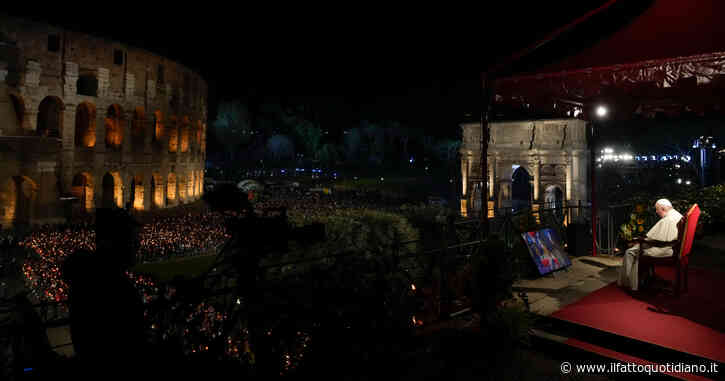 Ucraina, il Papa alla Via Crucis: “Signore, disarma la mano del fratello contro il fratello”. Una donna ucraina e una russa portano la croce