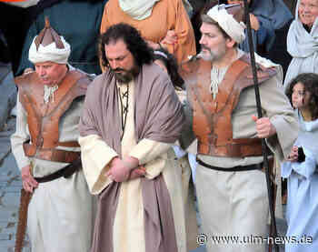 "Via Crucis" in Ulm und Neu-Ulm:  Mehrere tausend Zuschauer verfolgen Leidensweg Christi