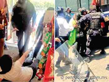 Policías golpean a mujeres por protestar en Cuernavaca - Periódico La Voz