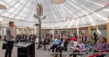 Bonner Virologe Professor Hendrik Streeck in Merzig bei der Sparkasse - Saarbrücker Zeitung