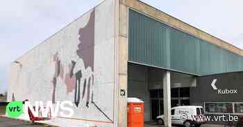 Evenementenhal Kubox in Kuurne krijgt kunstwerk op zijgevel als verjaardagsgeschenk - VRT NWS