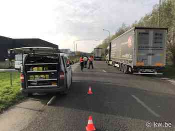 Politie pakt Soedanese transmigranten op net voor ze in vrachtwagen in Veurne klimmen - KW.be