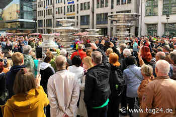 Irrer Andrang auf dem Markt in Chemnitz! Der neue Marktbrunnen sprudelt endlich - TAG24