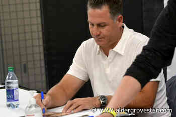 VIDEO: Hockey greats like Bobby Hull sign autographs in Langley – Aldergrove Star - Aldergrove Star