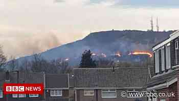 Eston Hills: Crews tackle large moorland fire at beauty spot - BBC