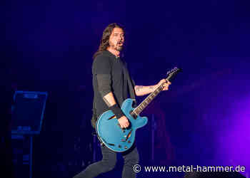 Dave Grohl (Foo Fighters) ist fast vollständig... - Metal Hammer