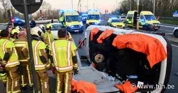 Koppel gewond na stevige klap aan oprit van E17 in Deerlijk: auto helemaal verloren - Het Laatste Nieuws