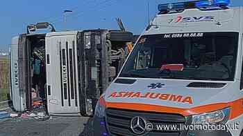 Guasticce, perde il controllo del camion e si ribalta: ferito autista - LivornoToday