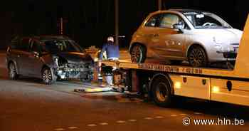 Geen gewonden bij aanrijding tussen twee voertuigen op kruispunt - Het Laatste Nieuws