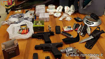 L'operatore ecologico con tre pistole e 2,5 chili di droga in cantina