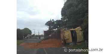 Caminhão carregado de aterro atinge poste e tomba em bairro de Imbituba e deixa duas vítimas feridas - Portal AHora