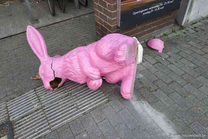 Vandalen vernielen paashazen in centrum: “Ik ben enorm ontgoocheld, dit is totaal respectloos”