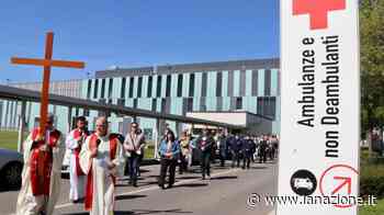 Prato, Via Crucis all'ospedale con la preghiera di nonna e nipote ucraine - LA NAZIONE