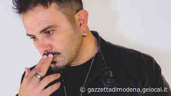 Modena. Maurizio “Modna” Tummolo e la sua seconda pelle: «Canto l'amore per la vita» - La Gazzetta di Modena