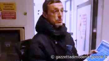 Modena, Attacca volantini negazionisti in centro: multa di 100 euro - La Gazzetta di Modena