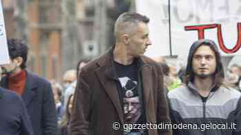 Modena. Fratelli d'Italia degrada il no-mask che sfilava con la maglia di Putin - La Gazzetta di Modena
