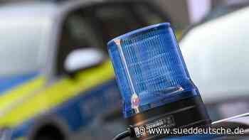 Extremismus - Dresden - Mann läuft mit Hakenkreuzfahne durch Dresden - Politik - SZ.de - Süddeutsche Zeitung - SZ.de