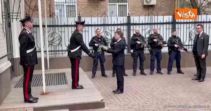 Ucraina, l’ambasciatore Zazo rientra a Kiev, issata di nuovo la bandiera italiana al suo arrivo