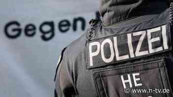 "Angeklebte Hitler-Bärte": Erneut rechte Chats bei hessischer Polizei - n-tv NACHRICHTEN