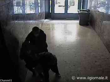 Non vuole perdere la fede del marito, 76enne aggredita dai rapinatori