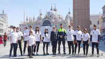 Degrado in Piazza San Marco, a Venezia ritornano i guardians - La Nuova Venezia